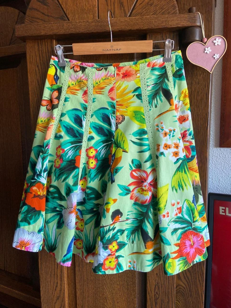 Saia rodada com estampa floral sobre fundo verde menta. Steps every day – photo 5